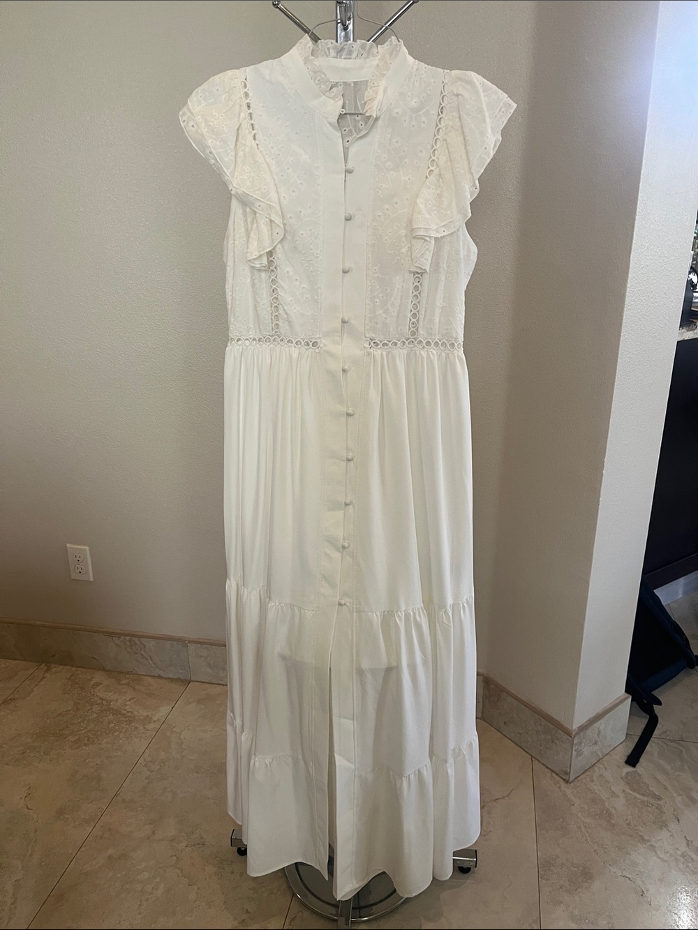 Beautiful White Ruffled Button-Front Maxi Dress. (No brand). 
Size M/L